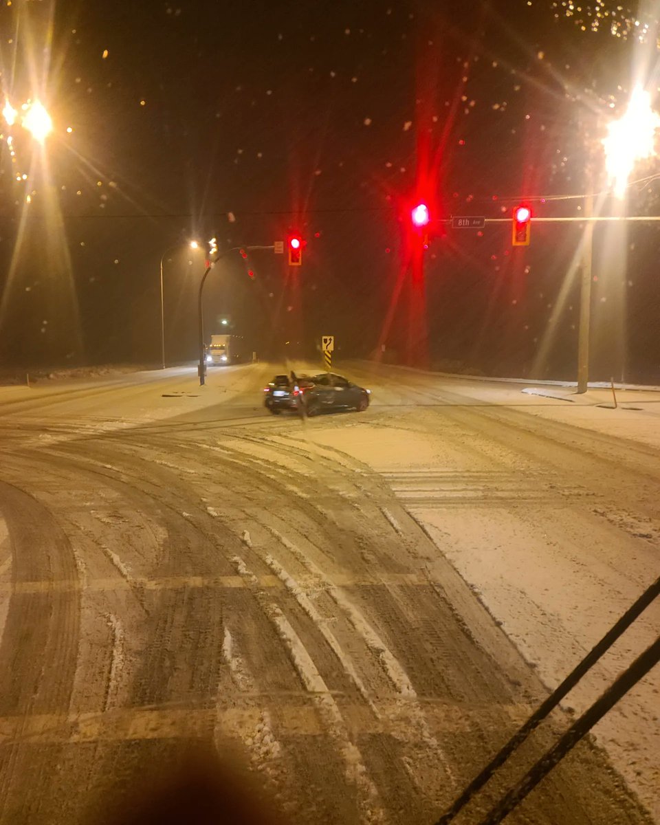 PDXRandyLee's tweet photo. Picture #1 is in the middle of the snowstorm in Vancouver BC on Saturday night
Picture #2 is the day after
I think @PBOTinfo and @OregonDOT can learn a few things from them.
#pdx #pdxweather #pdxtraffic #pdxsnowmageddon #Portland #portlandweather #portlandtraffic https://t.co/w8kL4cLinX