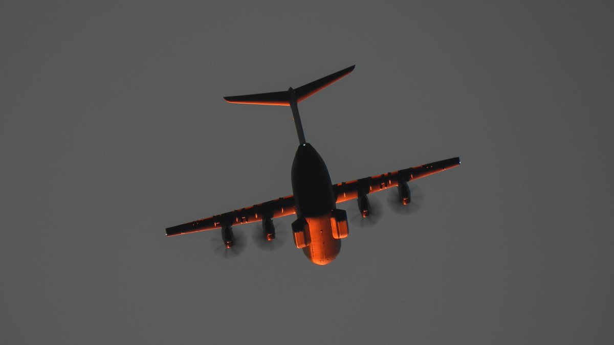 EHEH_Spotter's tweet photo. 🇩🇪German Air Force Airbus Military A400M (54+02, #3E9BF7) as flight #GAF241 FL070
(short hold @ FL070 above Eindhoven before landing runway 03 @ EHEH)
Catching the last Sun-rays of the day 🌆
#NLspot #A400 #GAF https://t.co/0A1JQBVmqb