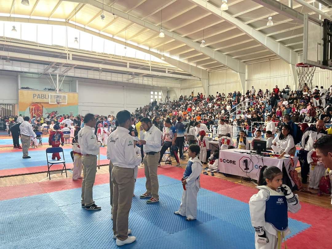 INMUDECI_22's tweet photo. ¡Izcalli es semillero de grandes deportistas! 

Estamos muy contentos de que por primera vez se llevó a cabo la ¨Copa de Cuautitlán Izcalli de Taekwondo¨, donde acudieron más de 4000 participantes de 70 municipios del Estado de México. 🏆🥋
#SomosFuturo
#SomosEquipo https://t.co/PDw5PZ4Aw4