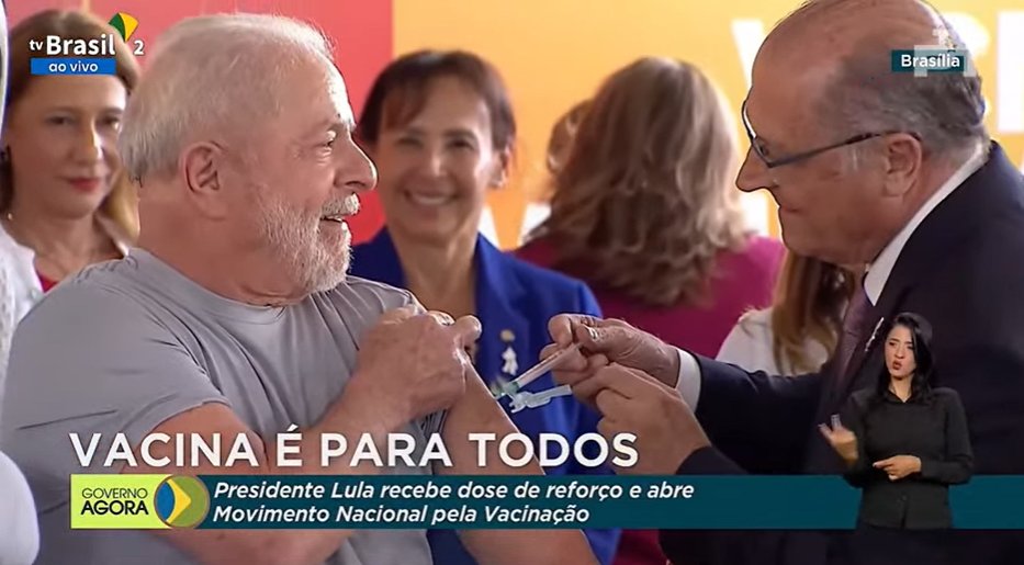 QUE IMAGEM! Presidente Lula sendo vacinado pelo doutor e vice-presidente, Geraldo Alckmin, com o reforço da vacina bivalente contra o covid-19. Faz o L ❤