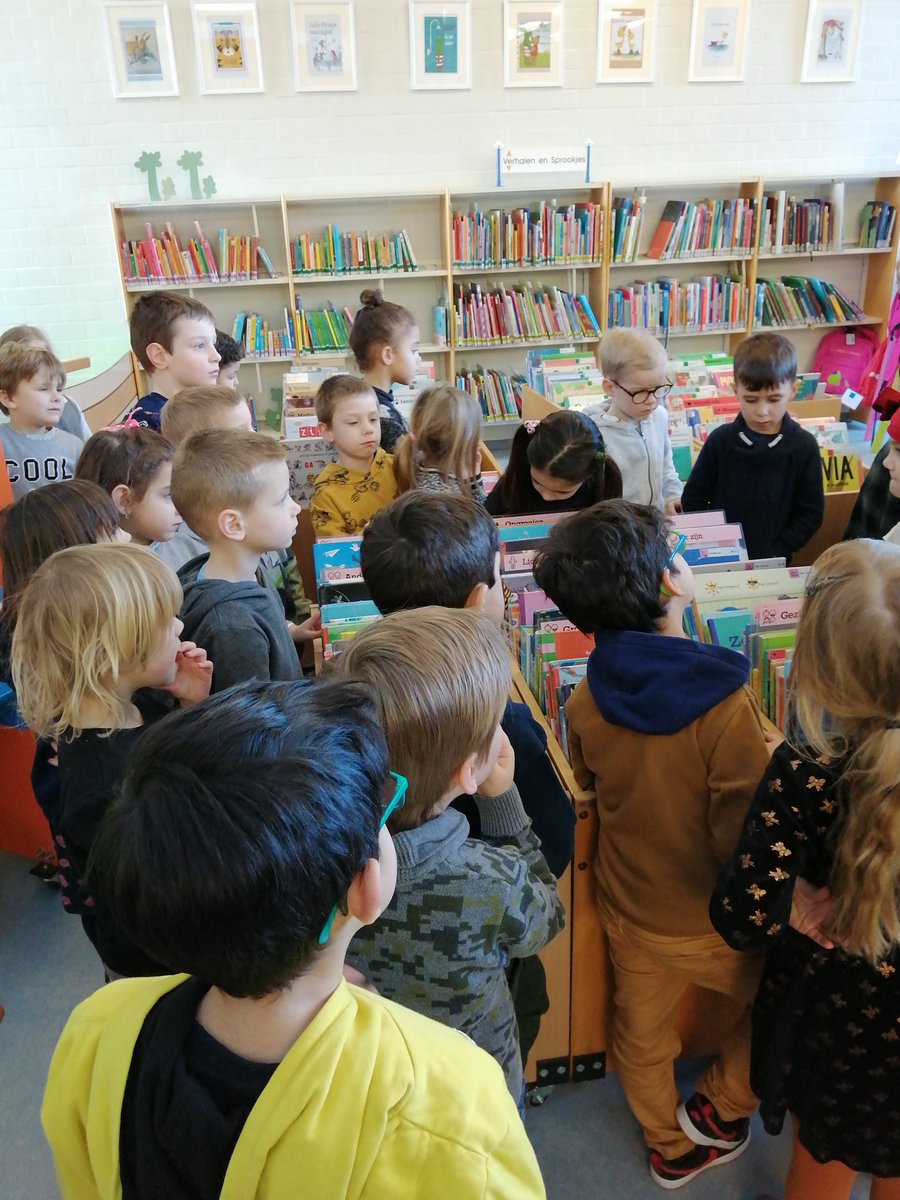 juf_Conny's tweet photo. We brachten een bezoek aan de bibliotheek. 📚 #trapleerke #bibLille https://t.co/GA3RyGCd5n