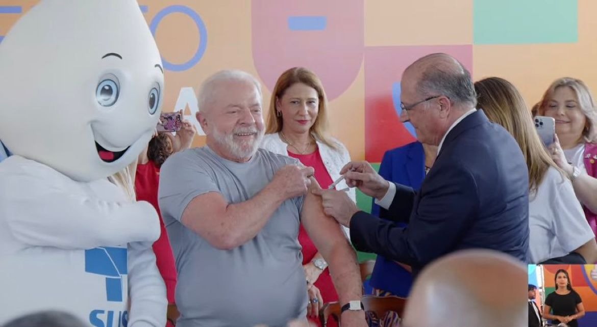 O presidente da república, <a href="/LulaOficial/">Lula</a> , recebendo sua vacina bivalente, marcando o início do Movimento Nacional pela Vacinação. 

São outros tempos mesmo 🌻

Na foto, a maravilhosa <a href="/EthelMaciel/">Ethel Maciel, PhD</a> também!