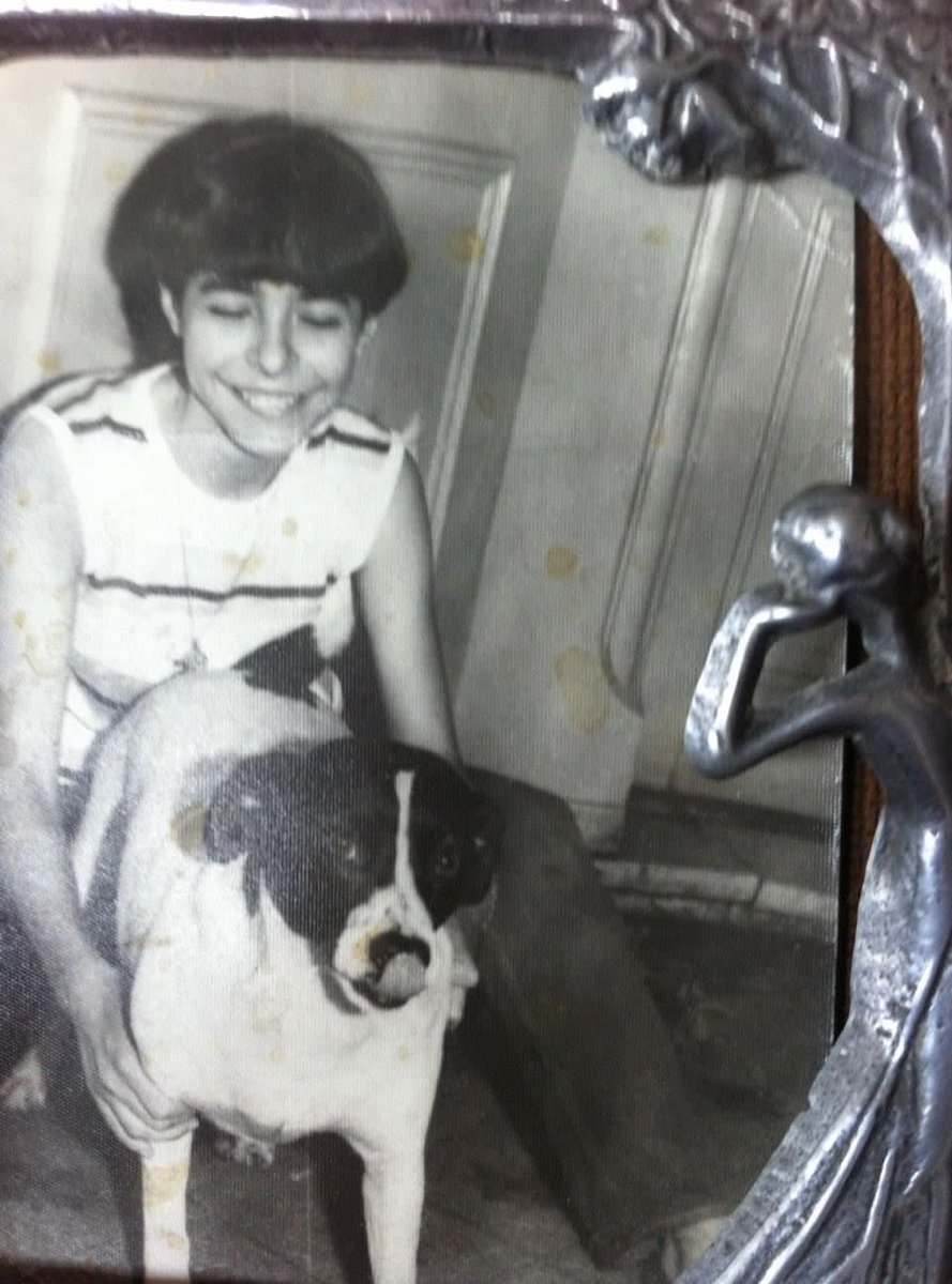 Cuando mi mamá era chica tuvo una perra que quiso mucho. Hace casi un mes que adopté a Pelota y no entendía por qué se quedó tan impactada cuando la conoció… ahora que encontró la foto de su infancia lo entiendo. Tienen hasta el mismo remolino en el pecho.