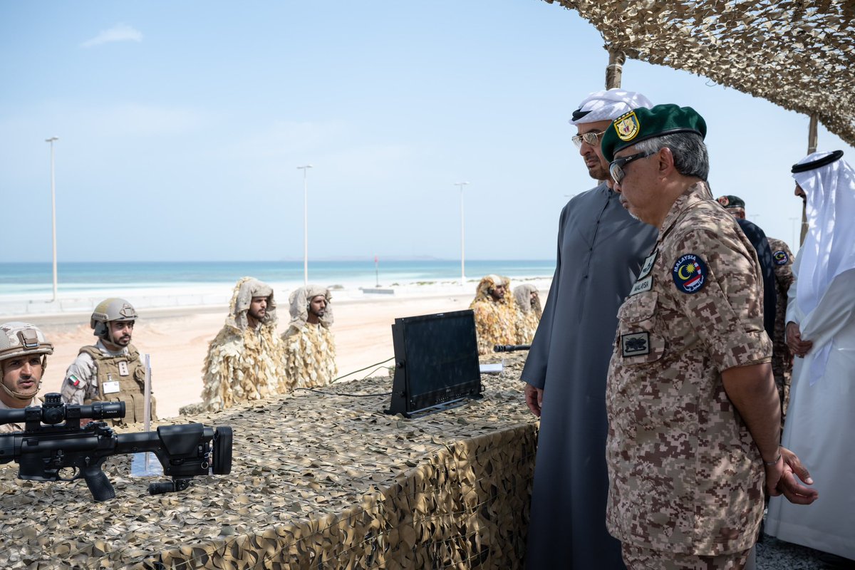Mohammad_ae's tweet image. رئيس الدولة وملك ماليزيا يشهدان اختتام التمرين العسكري الإماراتي ـ الماليزي المشترك &quot;نمر الصحراء 6&quot;