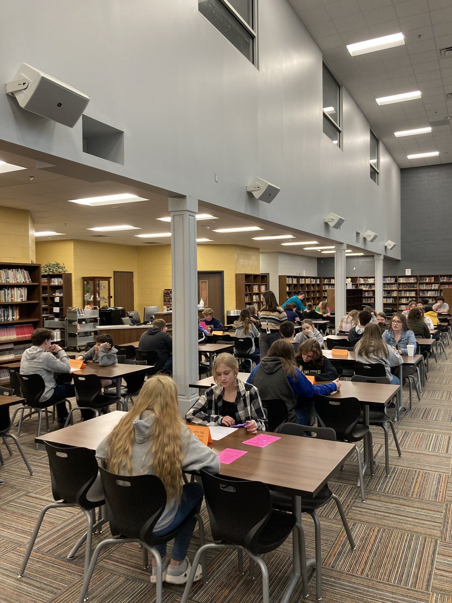 LFMS_Library's tweet image. Exciting day in the Library: the Grizzly Bears participated in Speed Debating!