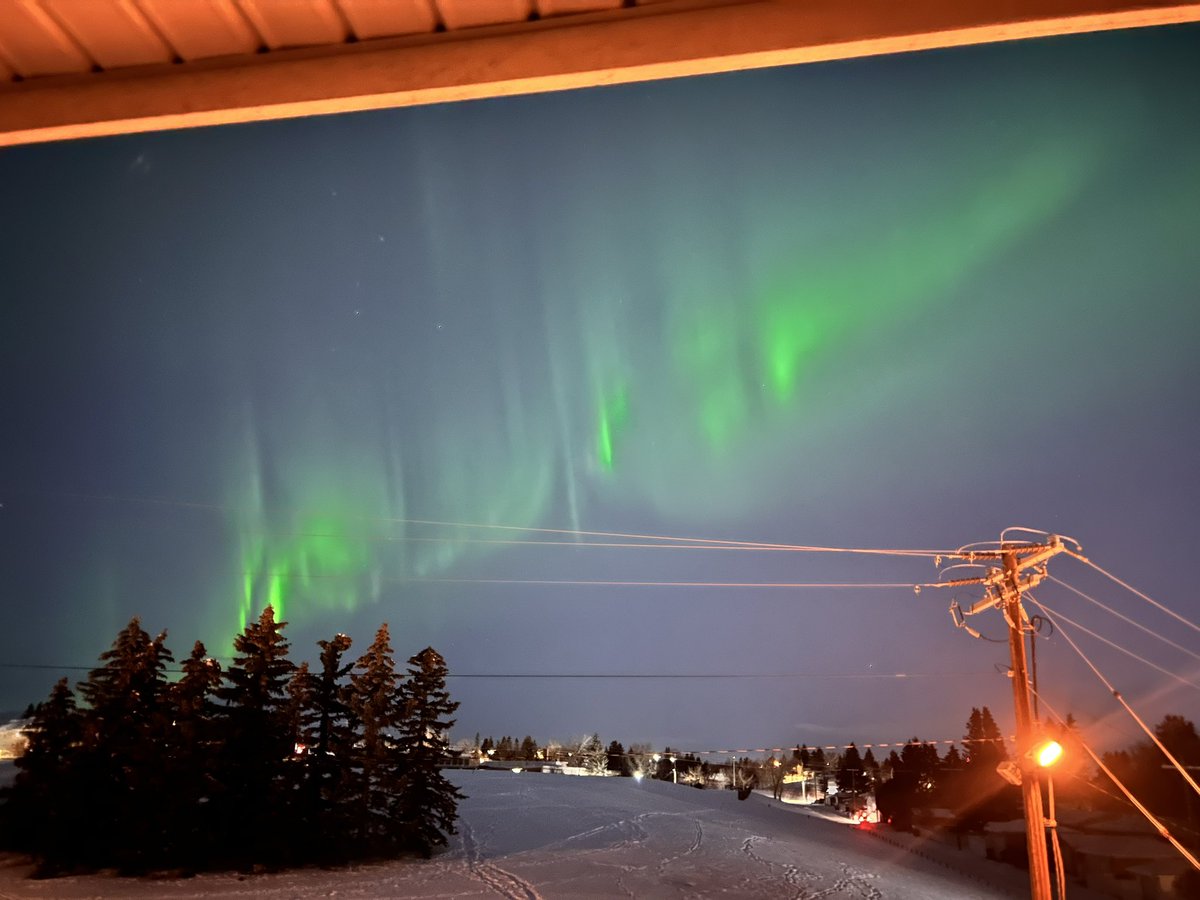 Kettel1087's tweet photo. Northern lights last night right outside my balcony https://t.co/gHkudESgKN