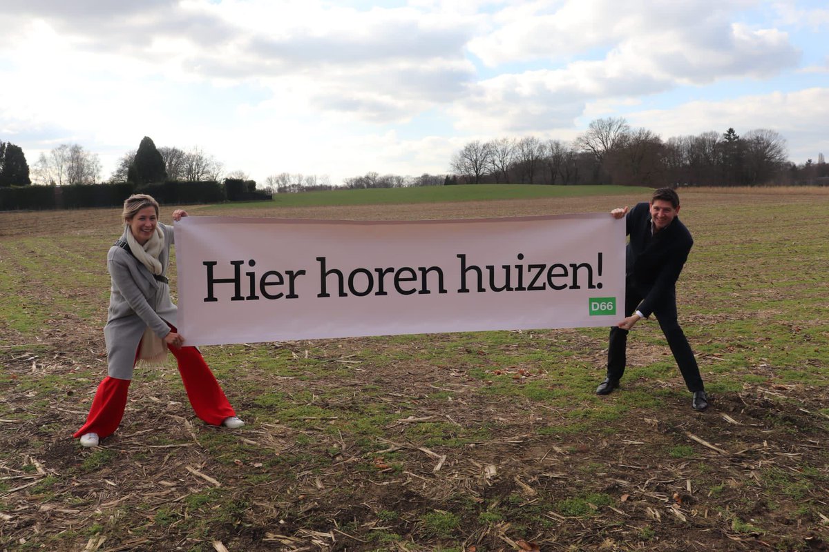 Staat Jan Paternotte hier nou op andermans (agrarische) grond met een spandoek “Hier horen huizen” ?  Wow… 🤔