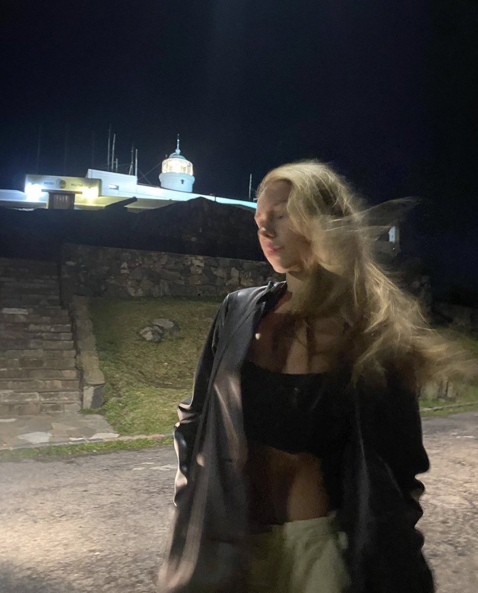 Nico Furtado, de la teja, se levantó a la gallega rubia de ojos claros más hegemónica que existe en España y la llevó a la fortaleza del Cerro. Es lo más grande que tenemos, nuestro prócer por excelencia