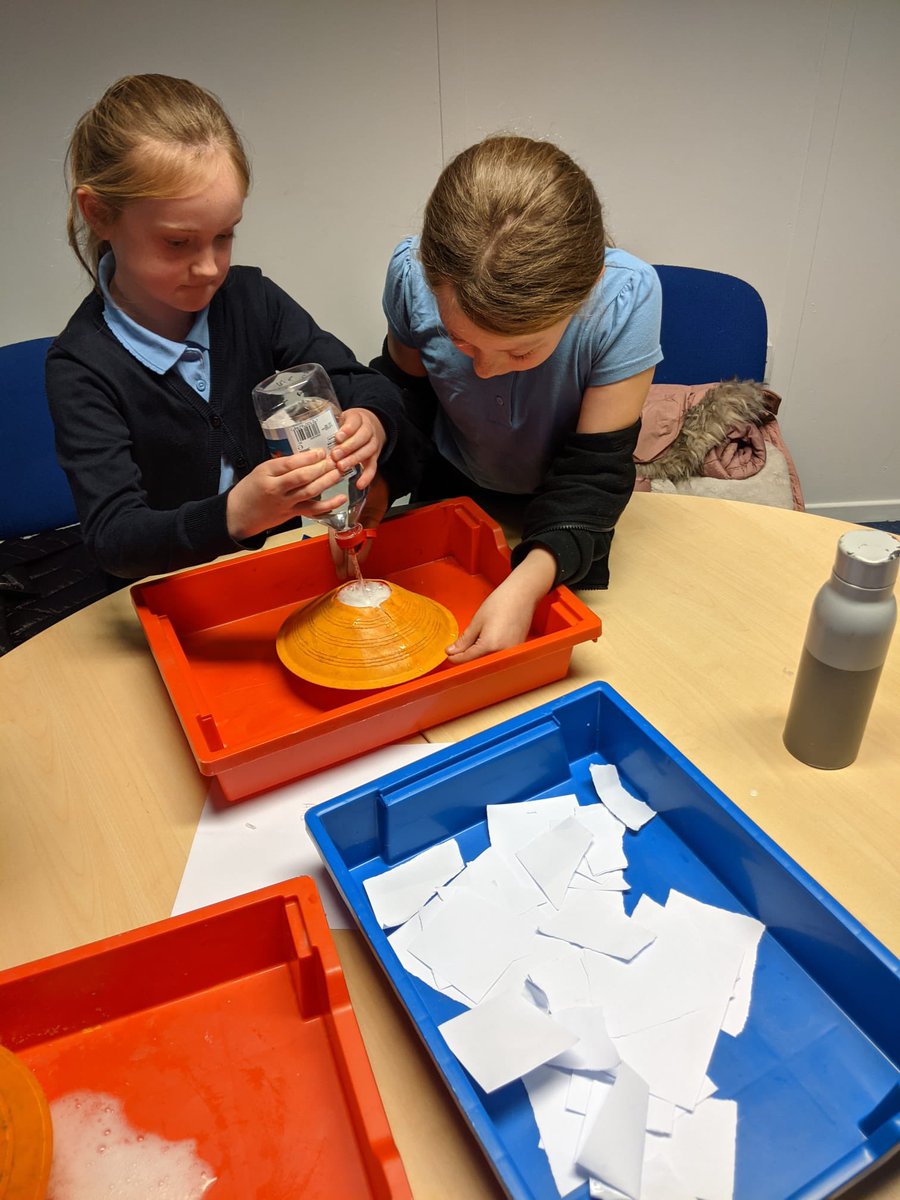 GrangeValley1's tweet photo. Today, science club explored chemical reactions! They observed chemical reactions between acids and carbonates. Lots of awe and wonder whilst having a lot of fun! #stem #staninaction https://t.co/2seBBZnMNL