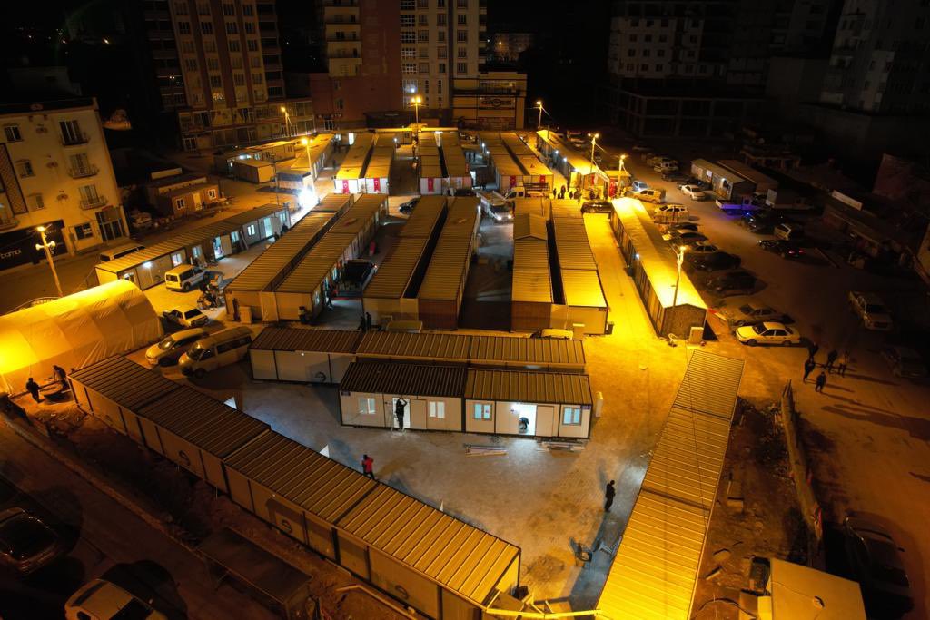 Çok şükür...Elbistan'lılara söz verdiğimiz konteyner çarşılarımızı arkadaşlarımız gece gündüz hiç durmadan çalışarak 4 günde tamamladı .Elbistan Melikgazi çarşımızda ve Elbistan Kayseri çarşımızda yarından itibaren esnaflarımız faaliyetlerine başlıyorlar.Hiç durmayacağız ...