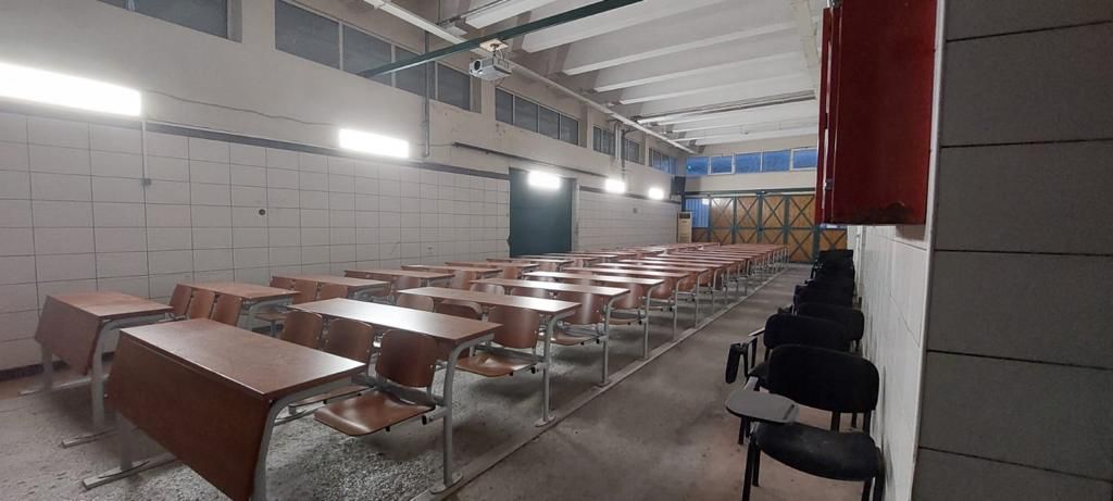 Eski amfilerimizden biri ve şuan bize layık gördükleri amfimiz(!) 
Hepimiz düzgün amfilerde öğrenim görmeyi hak ediyoruz! #iucvetkapatiliyor