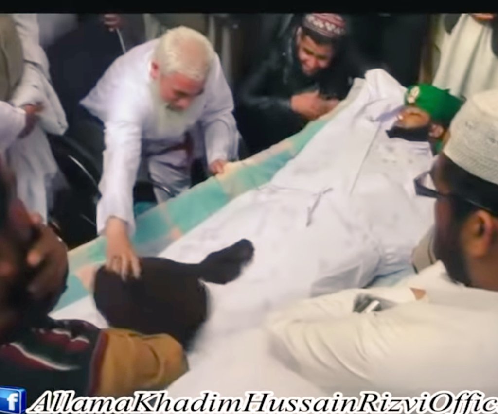 امیرِ اہلسنّت الشیخ محمد الیاس عطّار قادری اطال اللّہ عمرہ کے بارے میں زبان دراز کرنے سے پہلے اس منظر کو یاد کر لیا کرو۔
تمہارے سروں پر تاج ممتاز عطاری قادری کے قدموں کی بدولت سجے ہیں۔ 
#Dawateislami