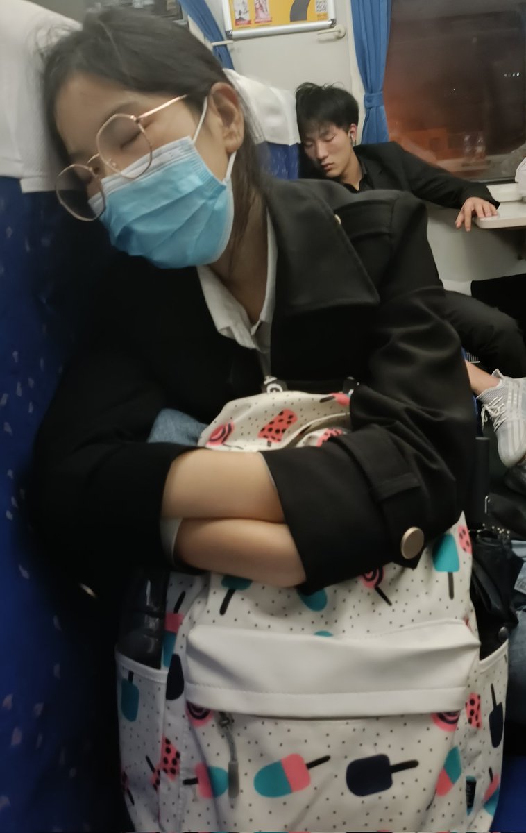 这种老爹鞋还是不怎么对我口味，但是有什么想看的可以私信或者直接评论说，我看到了也会拍
#帆布鞋 #靴子 #长靴 #短靴 #踢裆 #踢蛋 #足交 #sm #男m女s #匡威 #运动鞋 
#lolita #JK #马丁靴 #converse #ballbusting #Boots #Sneakers #骑士靴 #绑带靴 #长筒靴 #恋足 #白袜 #美脚 #射鞋 #vans #棉袜