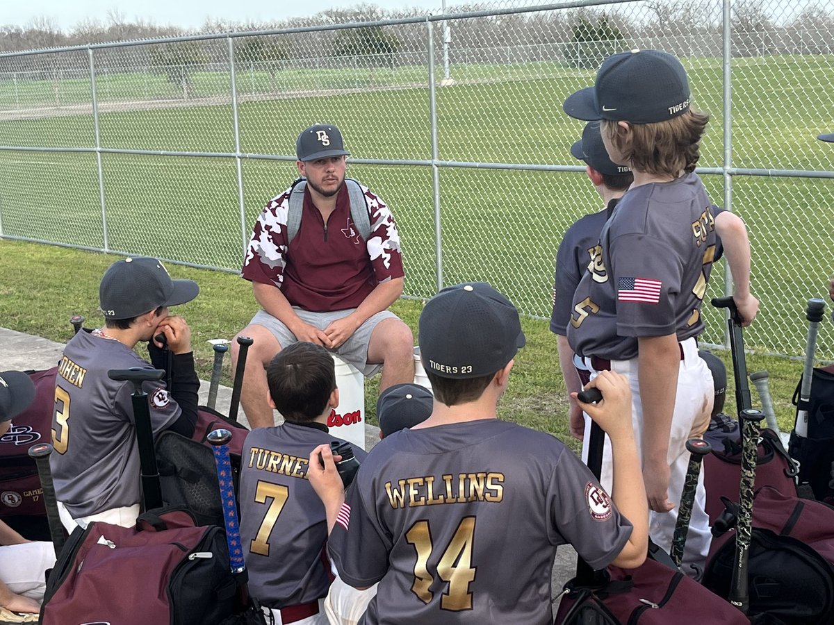 DSBaseballClub's tweet image. The season is off to a fantastic start! Check out these shots of our dedicated players getting ready for a great game that will challenge them to hone their skills 💪🏼 ⚾️ 

✅ Follow us for more highlights and updates this season! #DSBaseballClub #DSselect #SelectBaseball #DSBC