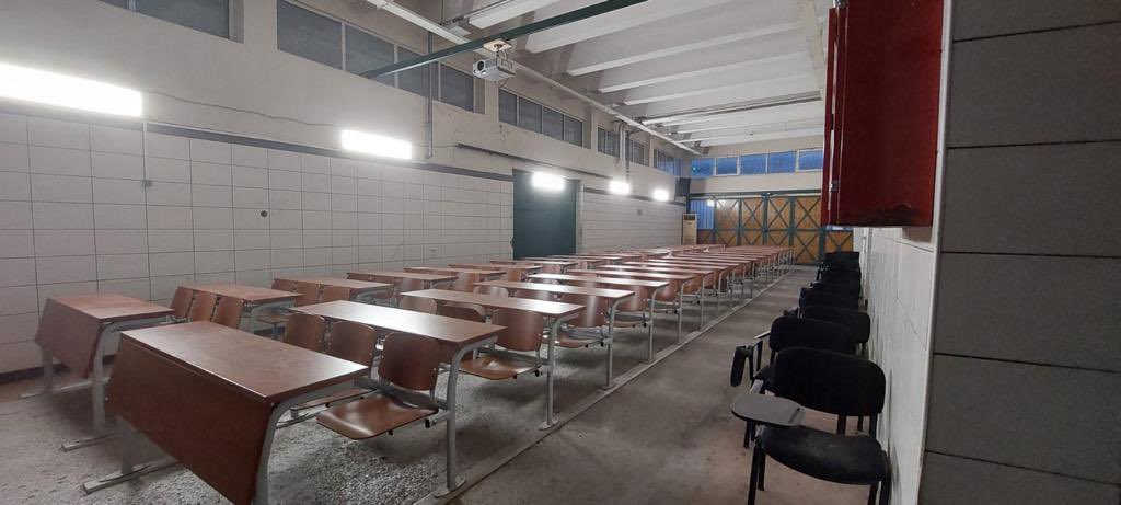 Eski amfilerimiz, laboratuvarlarımız, hastanemiz gibi eğitim alanları istiyoruz. Veteriner hekimlik eğitimi ahırdaki derslikte, konteynerdaki hastanede verilemez, verilmemelidir!!!