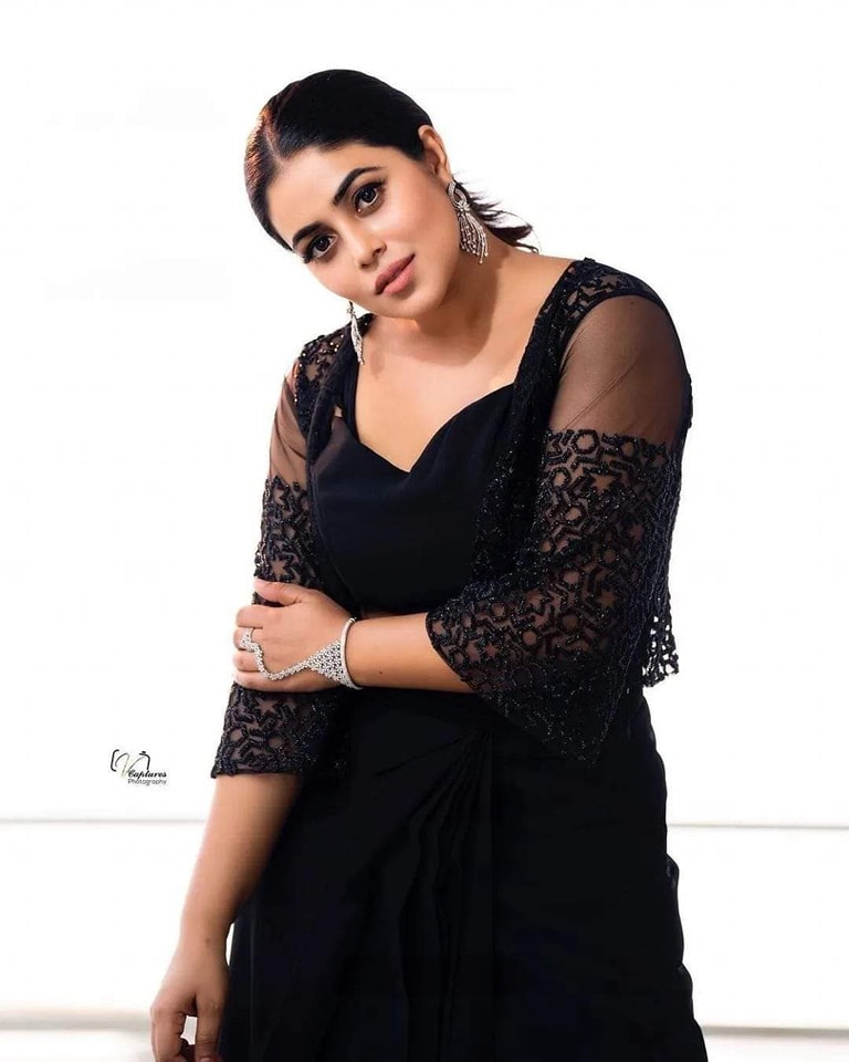 Malayalam Actress Poorna Latest Photos, Actress Hot Shamna Kasim Mallu Aunty, iiQ8, పూర్ణ పరువాల విందు