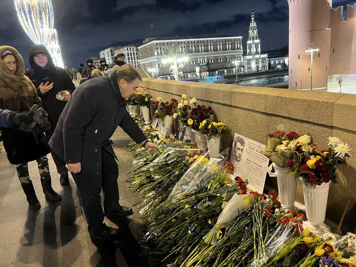 aanechaev's tweet image. Почтил память моего друга и единомышленника Бори Немцова. Спасибо всем, кто хранит народный мемориал на Немцовом мосту