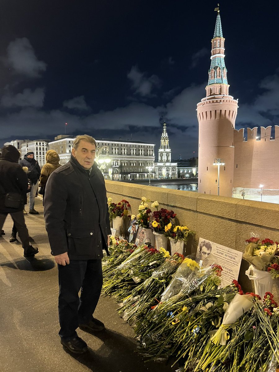 aanechaev's tweet image. Почтил память моего друга и единомышленника Бори Немцова. Спасибо всем, кто хранит народный мемориал на Немцовом мосту