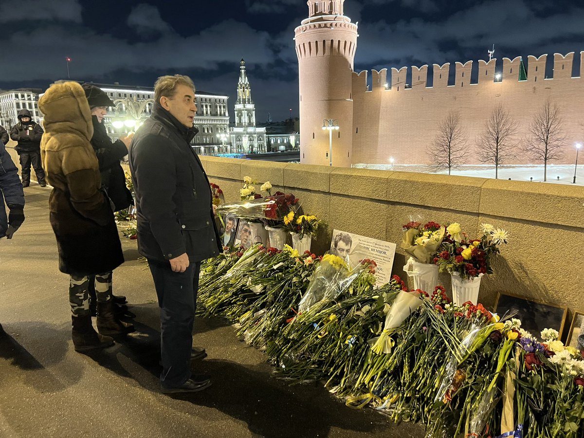 aanechaev's tweet image. Почтил память моего друга и единомышленника Бори Немцова. Спасибо всем, кто хранит народный мемориал на Немцовом мосту