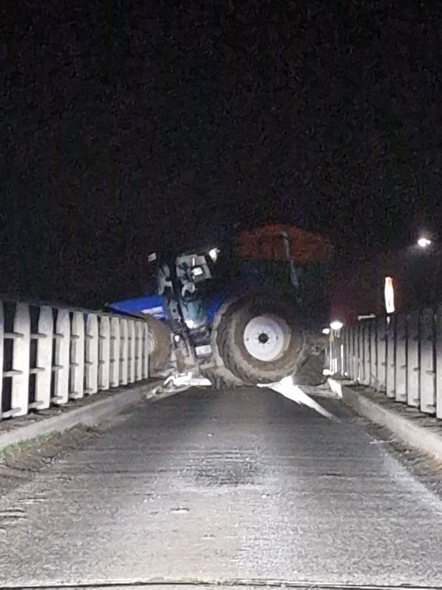 I’m told Edermine Bridge has now reopened to traffic following this incident last week. #Enniscorthy #Wexford