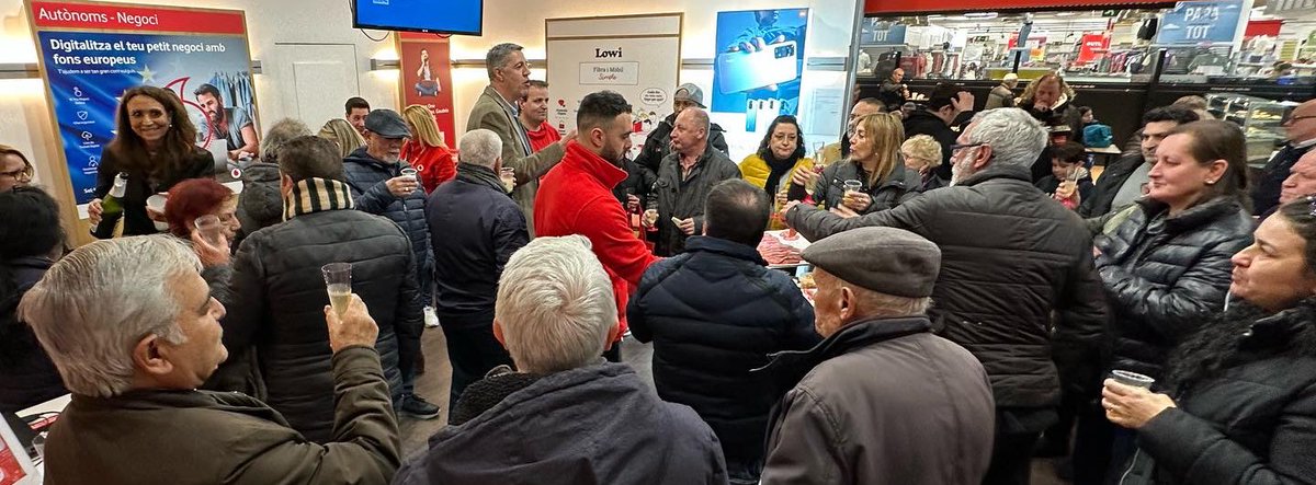 Albiol_XG's tweet photo. 📱Muy agradecido por la invitación a la inauguración de la nueva tienda @vodafone_es en el @ccmontigala, junto a muchos vecinos que se han acercado a conocerlos. ¡Os deseo mucha suerte! 💪💪 #Badalona https://t.co/oBqSkKaIoe
