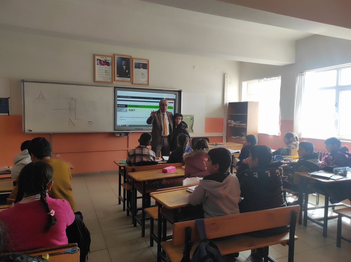 AhlatKale's tweet photo. İlçe Milli Eğitim Müdürümüz Sayın Mutluk Özden, Şube Müdürlerimiz Nurullah Çiftçi ve Suat Denizci okulumuza nakil gelen depremzede öğrencileri ziyaret ederek sohbet ettiler. @fikretdag01  @Ozdenmutluk49 https://t.co/VhWjROUFBV