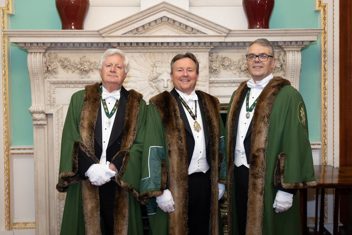 FruitLivery's tweet photo. The Fruiterers enjoyed the beautiful surroundings of #MansionHouse, dining there last Thursday for their Annual Banquet. The Master Matthew Hancock welcomed nearly 200 guests for the evening.
#fruitlivery #banquet #livery #LondonCity  #fruit #WorshipfulCompanyofFruiterers https://t.co/S0WT7J12MQ