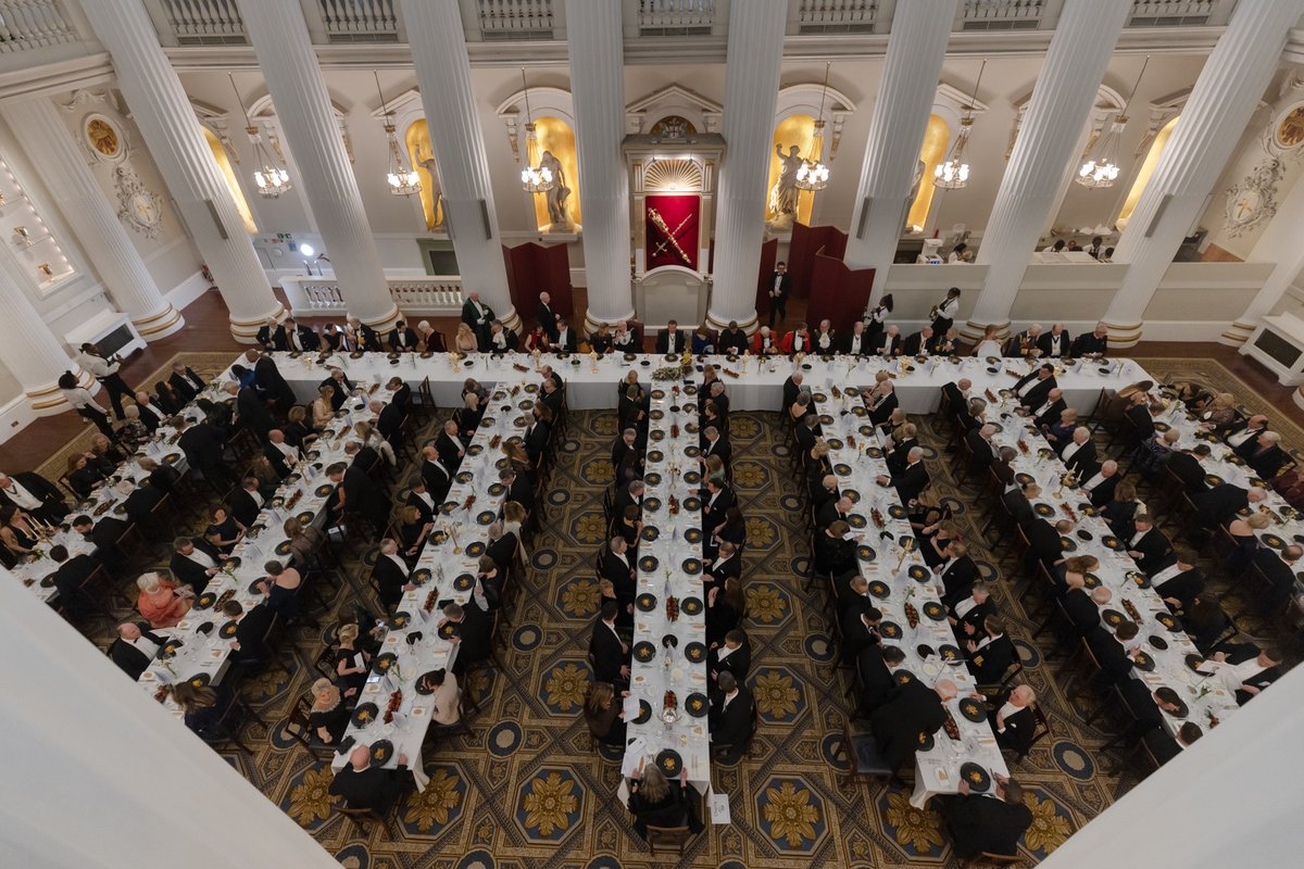 The Fruiterers enjoyed the beautiful surroundings of #MansionHouse, dining there last Thursday for their Annual Banquet. The Master Matthew Hancock welcomed nearly 200 guests for the evening. #fruitlivery #banquet #livery #LondonCity #fruit #WorshipfulCompanyofFruiterers