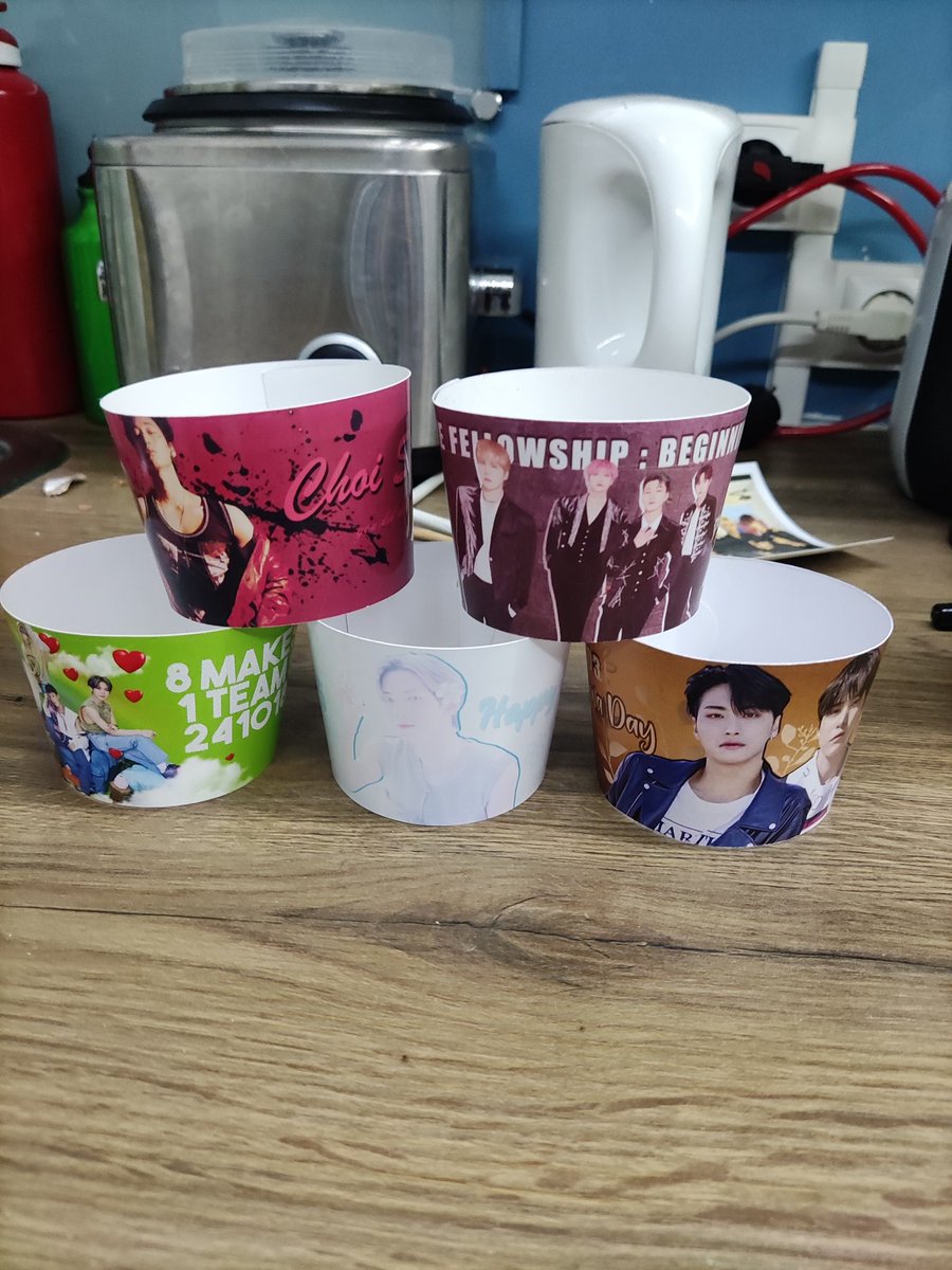 H3Lau's tweet photo. Bonjour

Je fais dons à qui veut des cup sleeve kpop que j'ai chez moi 
Je range et ils risquent de partir à la poubelle 😢

Donc je les donne juste les fdp à payer 
Hésitez pas à me mp si vous en voulez 

BTS stray kids Ateez enhypen Mamamoo Oneus monsta X NCT U etc... https://t.co/BMAZ5L5XrW