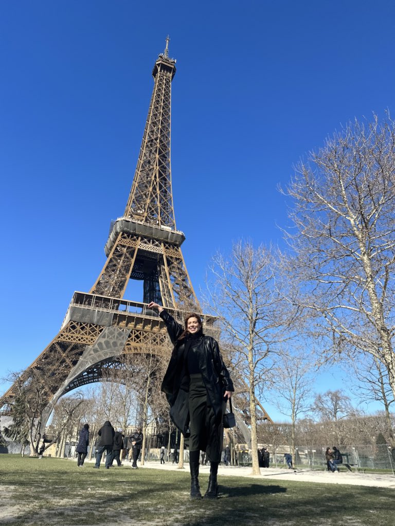 pricaliari's tweet photo. alguém coloca a minha mão na ponta da torre por favooor? meu irmão não conseguiu fazer a ilusão de ótica 🥹 https://t.co/SUUyi8m2Bt