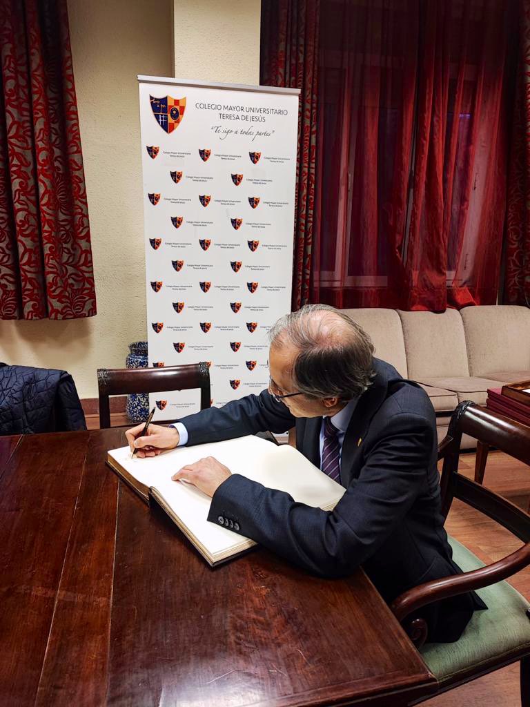 Para abordar nuevos retos, las personas primero #valorcomplutense. Hoy con los colegios mayores #JavierAriasRector <a href="/javardiaz/">Javier Arias Díaz</a>