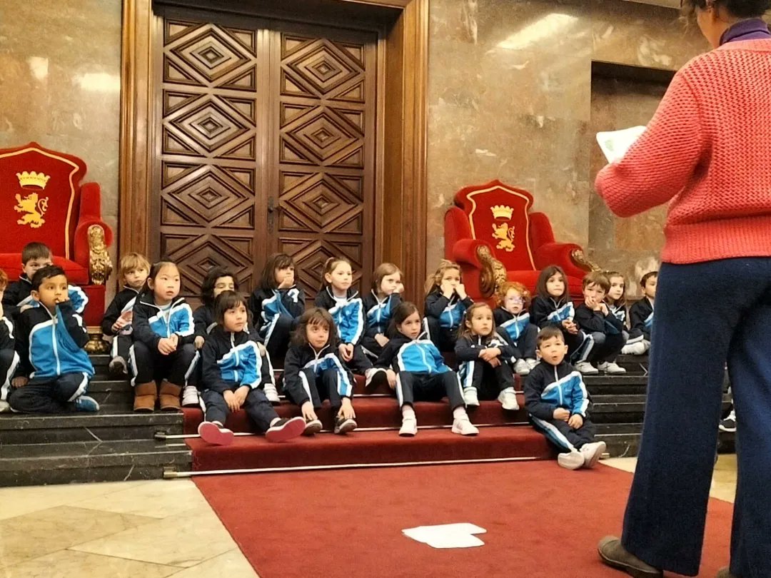 E_Pompiliano's tweet image. Los niños de 3° de #infantil  hemos ido de excursión al #Ayuntamiento y a La Seo. Hemos jugado a detectives y hemos aprendido muchas cosas.

#excursiones #atreveteacaminar