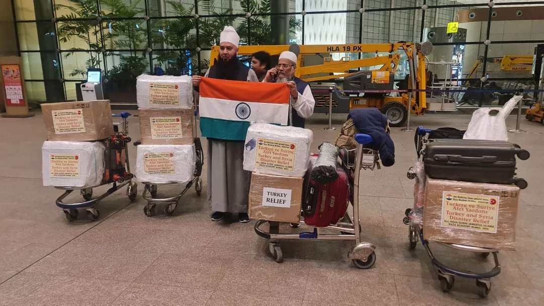 Khan80264904's tweet photo. Raza Academy aur All India Sunni Jamiyatul Ulama ke zere ehtemam 
Hazrat Maulana Saiyyad Moin Miya Sahab Qibla ki sarparasti mein aur Hazrat Alhaaj Muhammad Saeed Noori Sahab Qibla ki qayadat mein Turkey aur Syria ke zalzala mutassireen ke liye Reilef lekar Mumbai se Turkey https://t.co/FnhUrAAkIm