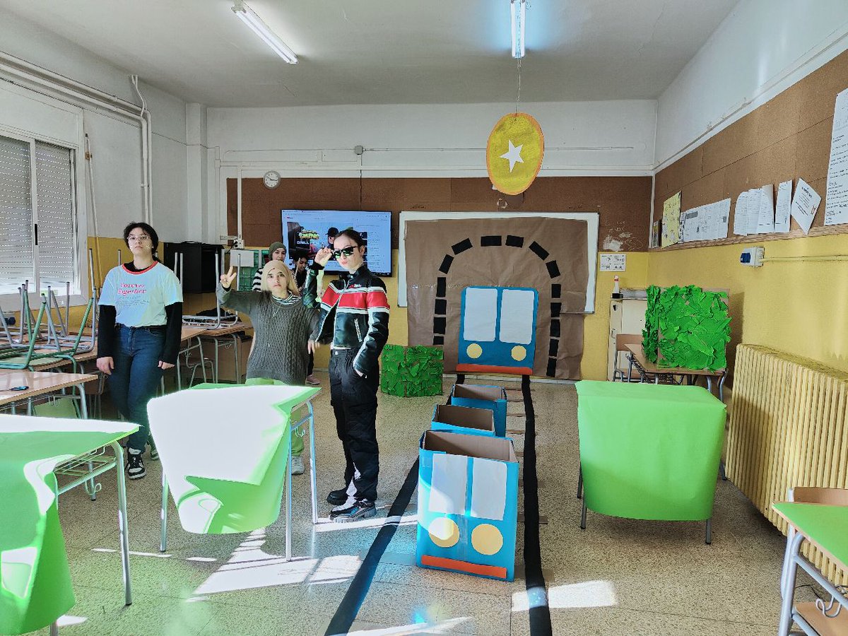 El 17 de febrer, el #ReiCarnestoltes ha donat permís per passar-ho bé!!🥳
L'alumnat del matí va treballar de valent per decorar les aules i practicar el ball de la desfilada.
La col·laboració de tot l'alumnat i del professorat va ser la clau per passar un dia molt divertit!🎊🤩