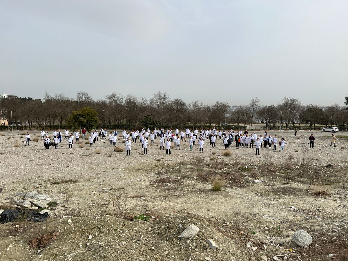 Derslik yok, artık hastane de yok. Plan yok, açıklama yok. Felsefesi "En İyi Olmak İçin"  olan güzelim Cerrahpaşa'nın hali bu olmamalıydı..
Önce/Şimdi
#iucvetkapatiliyor