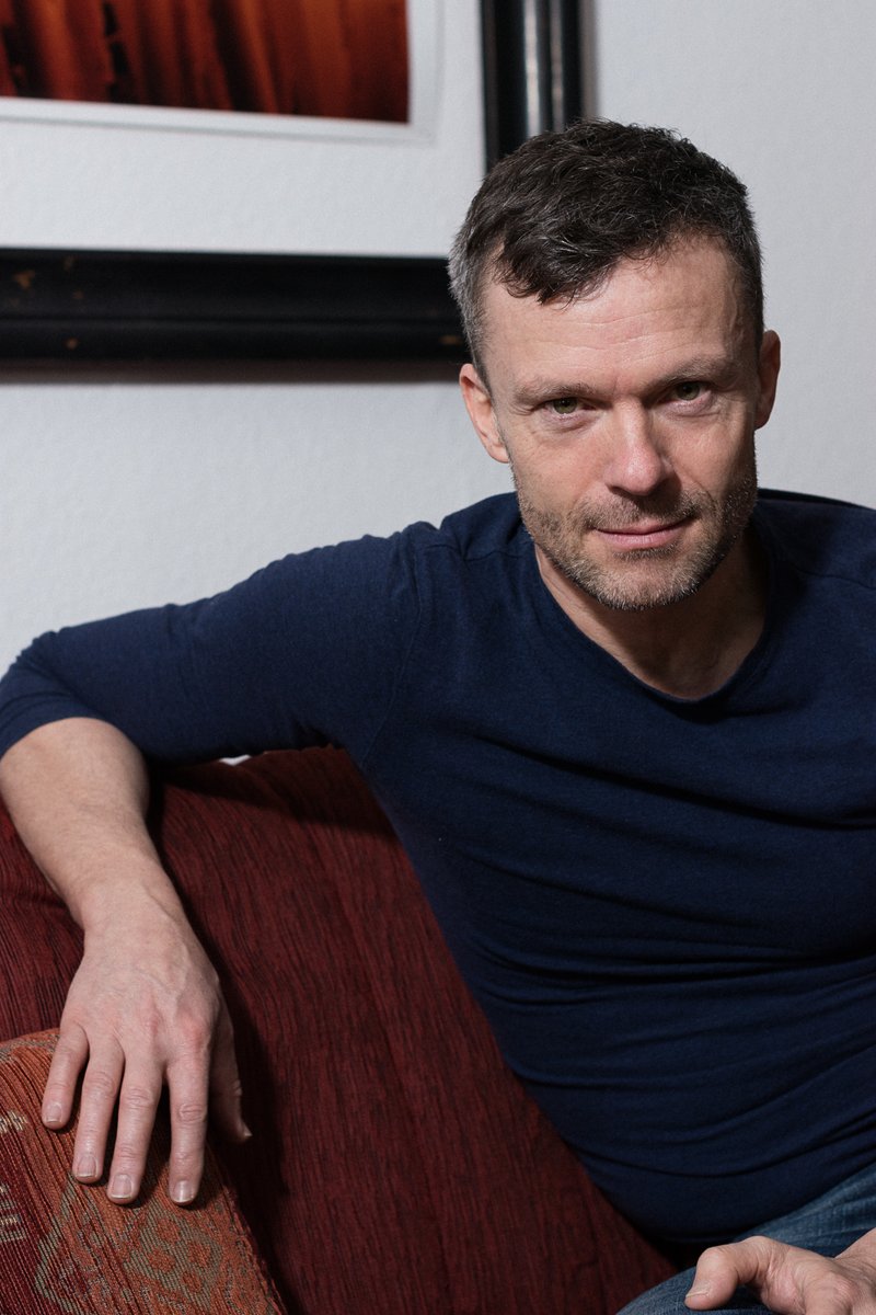 maxeconrad's tweet image. Michael on a couch || Michael auf dem Sofa #actor #schauspieler #attore #portraitphotography #actorslife