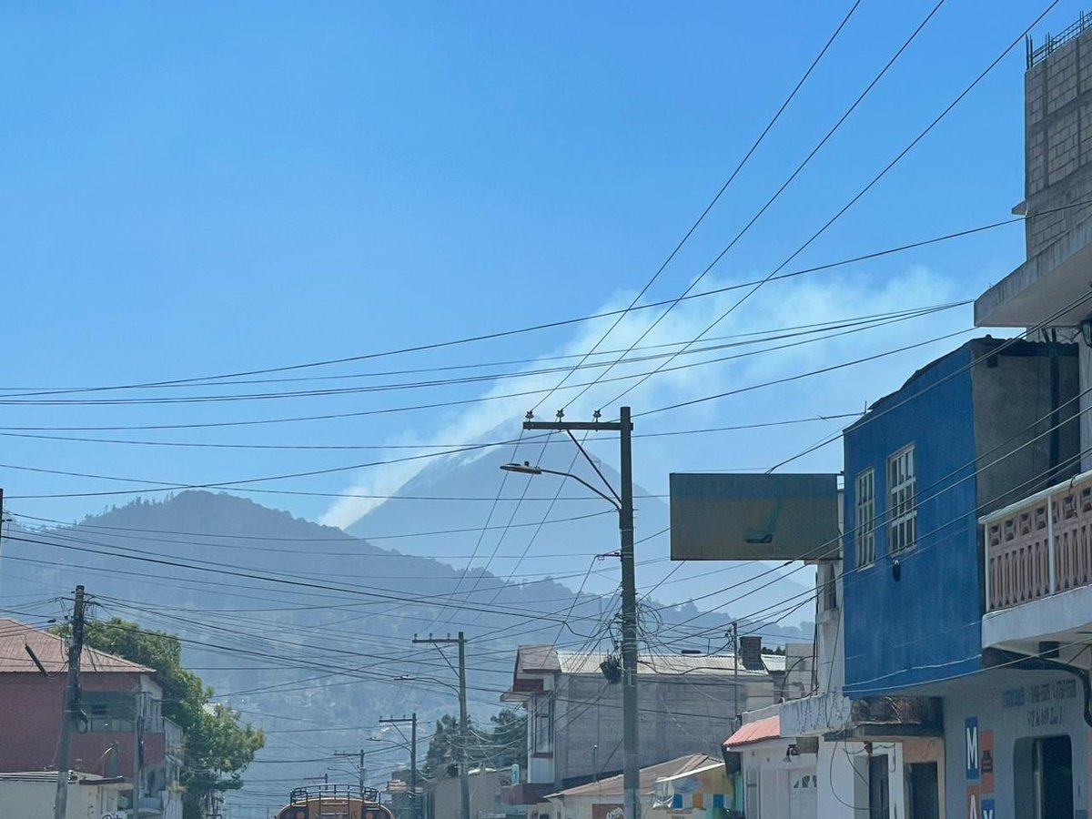 Tv26Television's tweet photo. Incendio en #VolcanSantaMaria se intensifica y es visible en varías parges de la ciduad de #Quetzaltenango https://t.co/6iNtxDTiTi