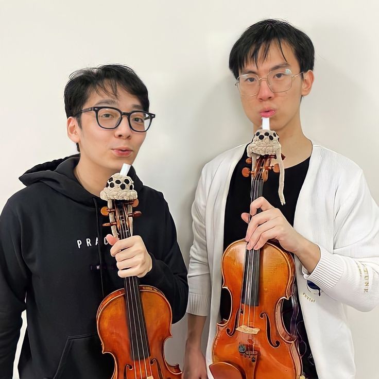 twosetcafe's tweet photo. a bookclub delivery for @PostPratchett ☕📚📖

*adagio from symphony no.2 by rach plays softly in the backround*

twoset's brought you some freshly baked bread and yummy bubble tea. eddy is carrying a book, a cd, and a note from reese ^-^

enjoy your stay! \(^-^)♡/ https://t.co/vcZStJtz0Y