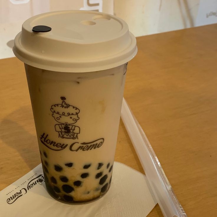 twosetcafe's tweet photo. a bookclub delivery for @PostPratchett ☕📚📖

*adagio from symphony no.2 by rach plays softly in the backround*

twoset's brought you some freshly baked bread and yummy bubble tea. eddy is carrying a book, a cd, and a note from reese ^-^

enjoy your stay! \(^-^)♡/ https://t.co/vcZStJtz0Y