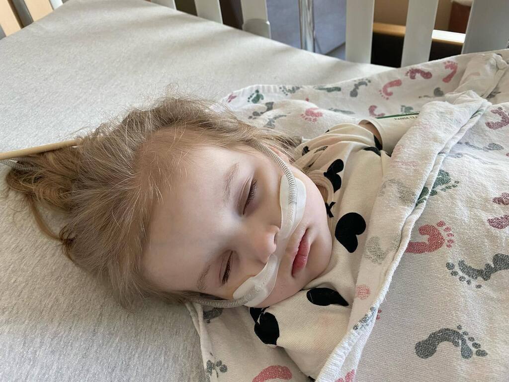 teddyballgamebb's tweet photo. At 5 am, Alicia took Violet to the Children’s Plano PICU. She currently has pneumonia. Pray for her lungs to improve and for her to require less oxygen. It’s also, childhood interstitial lung disease awareness month, so maybe Violet wanted to raise awareness with her friends… https://t.co/3rA9NXatW1
