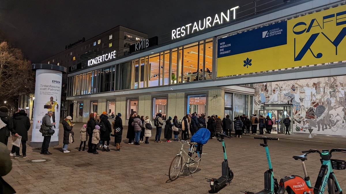 linn_la_s's tweet photo. Schlange stehen fürs #CafeKyiv, gibt Schlimmeres 🇪🇺🫶🇺🇦
Danke @KASonline und so viele andere für die Initiative, um Menschen und Organisationen zu vernetzen #WeStayWithUkraine https://t.co/TvSdkfSZcC