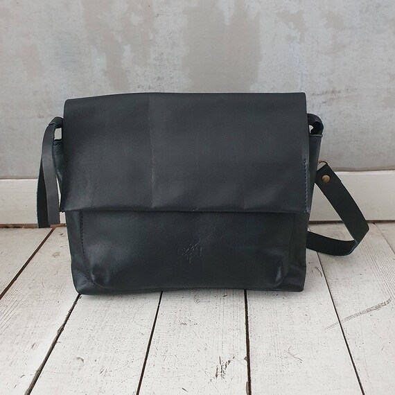 Leather Crossbody Purse with Zipper, Black Leather etsy.me/3nuVb45 #smallleatherbag #womenpurse #smallpurse #womensmallbag @etsymktgtool