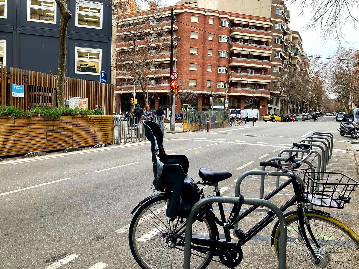 Setmana amb canvis a l'entorn de l'<a href="/escola9graons/">Escola 9 Graons</a> 🚲🙂. Gràcies Comissió Entorn Escolar (i Districte) per a fer-ho possible