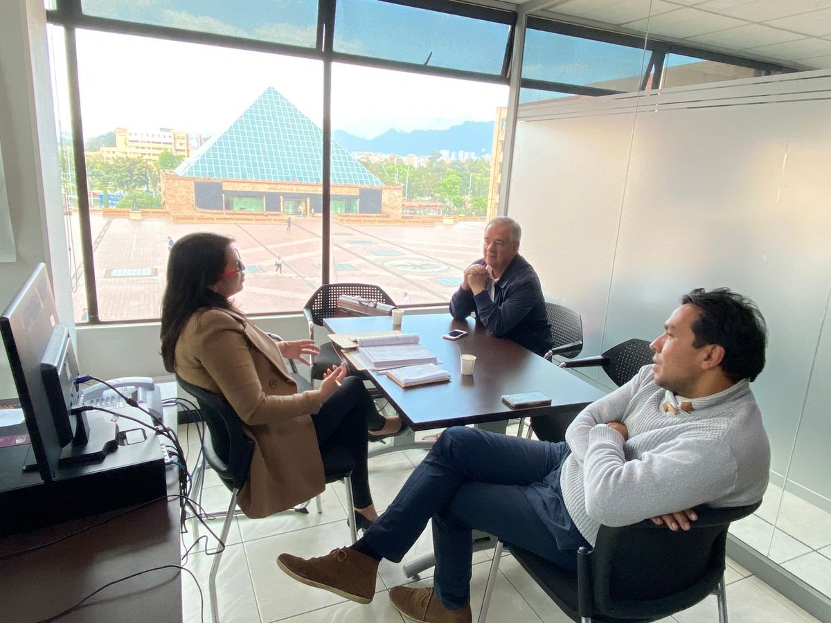 CundiAgro's tweet photo. Nos reunimos con el Dr. Fabio Diazgranados, presidente de @asoapicun, para establecer la reactivación de la cadena apícola 🐝🐝 en #Cundinamarca, con la creación del comité regional de la cadena productiva de las abejas y la apicultura. #RegiónQueProgresa https://t.co/EweoRV2UBU