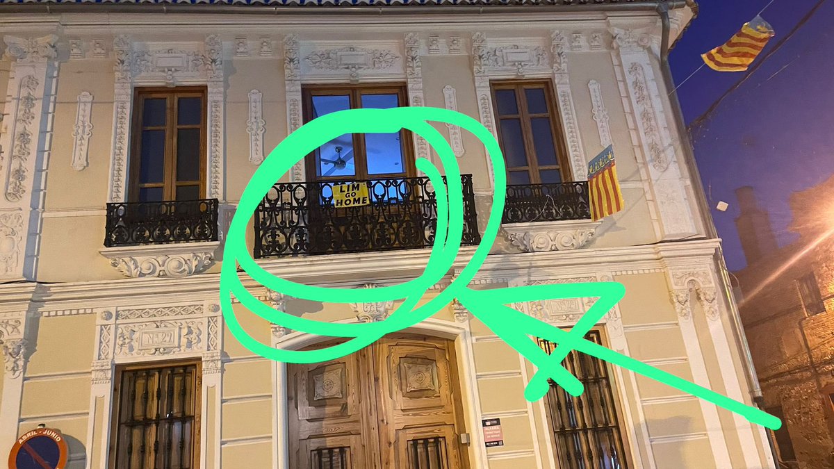 rafagambero's tweet photo. @Generaldepie_ @ferminrodriwez @kike_mateu @raul79 @rafalvaro14 hagamos viral el mensaje #Limgohome . Llenemos nuestros balcones. Rey o like a este twit. Que cada uno ponga en el mensaje en su balcón e inundemos Valencia @albertcim https://t.co/zOhirpqnSo