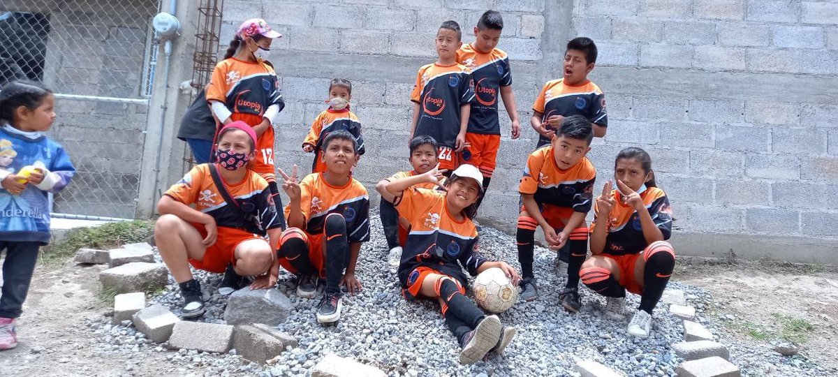 utopia_ci's tweet photo. Otro futbol es posible, el que contribuya a pacificar comunidades y reivindicar los derechos de todxs #SomosUtopia @Global4Children @CommonGoalOrg @LaureusSport @lululemonMX #SomosUtopia https://t.co/mlb3wXsooG