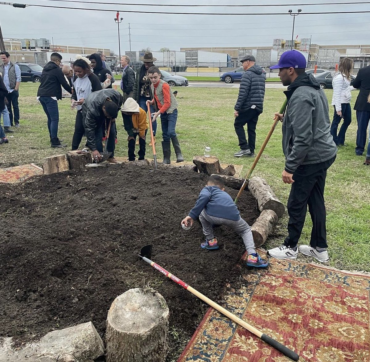 SouthsideFW's tweet photo. Changing the face of Fort Worth, one garden bed at a time🪴#MakeADifference #Gardens #CommunityEngagement https://t.co/DW1y3o9ZPL