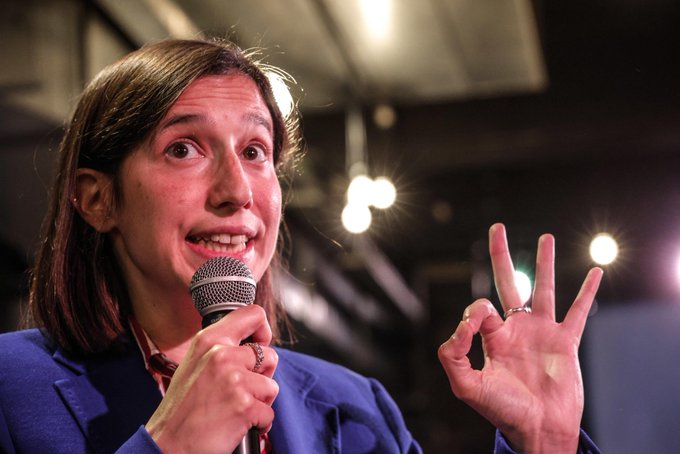 AlessandraOdri's tweet photo. Il Pd è l'unico partito che riesce a perdere pure le  elezioni interne.I tesserati,che hanno votato Bonaccini contano meno degli estranei che hanno votato Schlein,la persona giusta per dare il colpo di grazia al partito.Totalmente scollegata dalla realtà,darà il meglio di se'.😂 https://t.co/YgNT0KppeZ