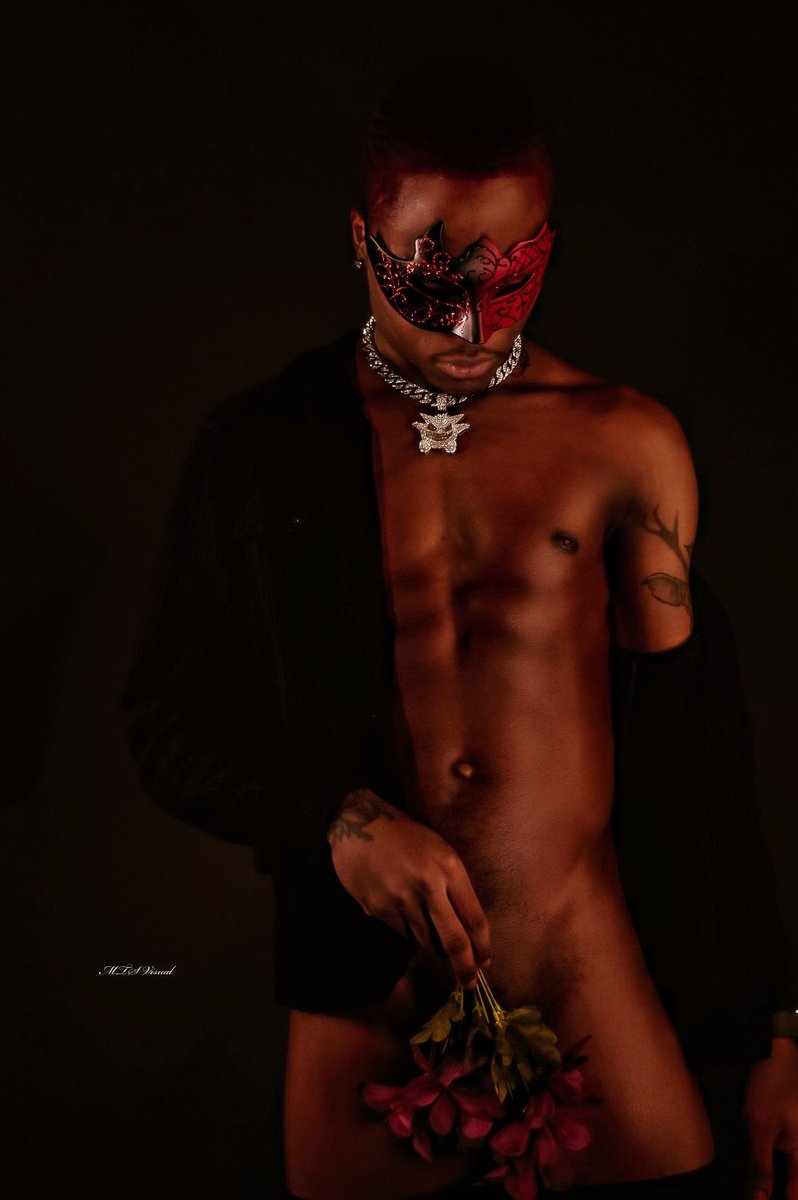 MTSVisual's tweet photo. “Your words have so much power. Every day, if you tell yourself ‘I love you,’ if you give yourself one word of validation, it will change your mind.” —Ashley Graham
.
.
Model: @IamKingMitrii 
Studio: @wmw_studios 
.
.
#bodypositivity #capture #capturethemoment #captureoftheday https://t.co/izbKnctkQd
