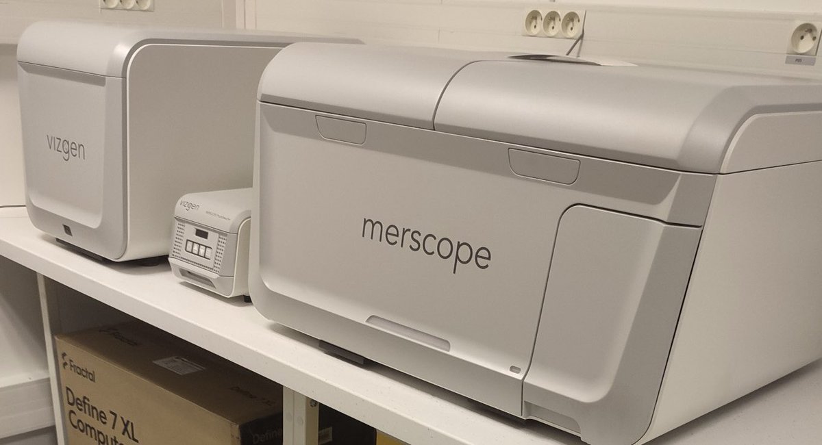 #spatialtranscriptomic alert 🚨 
The MERSCOPE @vizgen_inc arrived at our single cell facility @Institut_Curie (Initiative Single Cell). Many Curie’s teams are ready to play with it, with us and Kyra Borgman from @CoulonLab.